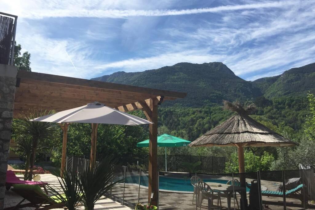 2P Au Coeur Des Montagnes Avec Piscine Chauffee Apartment Puget-Théniers Exterior photo
